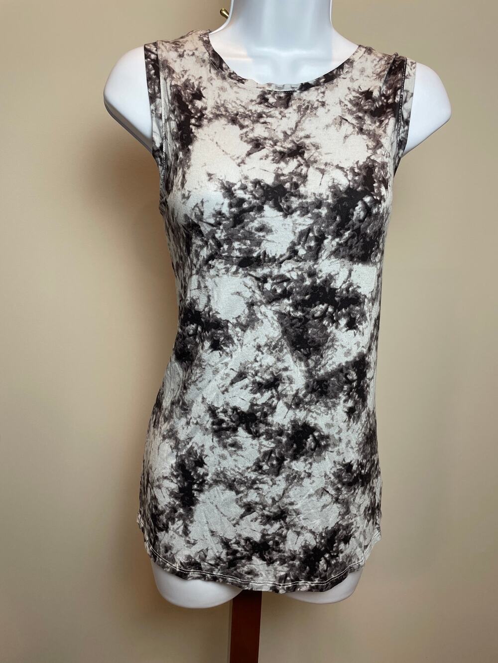 Tahari Layering Top Size M White Black Cloud Print Sleeveless